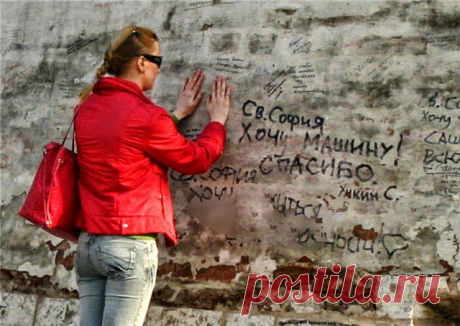 Along the eastern wall of the monastery is located urban Novodevichy Cemetery. Among Moscow's Novodevichy cemetery is certainly the most famous. People come here not only to those whose loved ones have found it the last refuge, but many fans of Russian culture. In Soviet times, the Novodevichy cemetery was the resting place of the most prominent figures of the state, party leaders, scientists, artists, writers, and now we can say that here lies the greatest number of celebrities of the XX centur