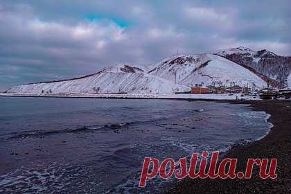 Иностранное судно село на мель у российского берега. Иностранное судно под флагом Либерии село на мель у берега вблизи российского порта Шахтерск, сообщил начальник морского спасательного подцентра Южно-Сахалинска Марк Корженко. Балкер КС Ноdong направлялся в гавань для погрузки угля, однако из-за ухудшения погодных условий он сел на мель при попытке сняться с якоря.