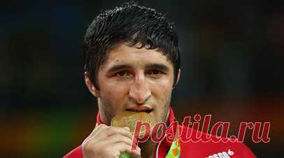 Тренер сборной России по вольной борьбе: Садулаев получил визу и выступит на ЧЕ. Главный тренер сборной России по вольной борьбе Хаджимурат Гацалов рассказал, что двукратный победитель Олимпийских игр Абдулрашид Садулаев сможет выступить на чемпионате Европы в Бухаресте. Читать далее