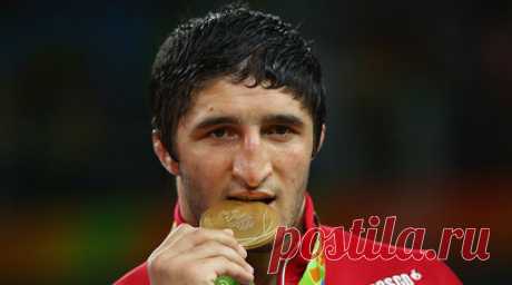 Тренер сборной России по вольной борьбе: Садулаев получил визу и выступит на ЧЕ. Главный тренер сборной России по вольной борьбе Хаджимурат Гацалов рассказал, что двукратный победитель Олимпийских игр Абдулрашид Садулаев сможет выступить на чемпионате Европы в Бухаресте. Читать далее