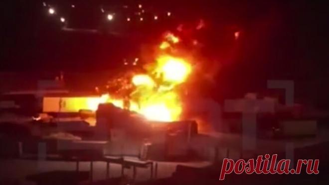 Возле ТЭЦ в Красноярске произошел пожар после взрывов. Возле тепловой электростанции (ТЭЦ) в Красноярске произошел пожар на фоне взрывов. Об этом сообщает Life со ссылкой на SHOT. По данным канала, площадь пожара охватила уже более 800 квадратных метров. Внутри загорелся бокс, внутри которого ...