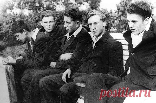 Узнаёте, четвёртый слева?.. Володя Высоцкий!