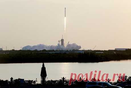 SpaceX запланировала использовать первую ступень Falcon 9 до 20 раз. Первая ступень частично многоразовой тяжелой ракеты Falcon 9 будет запускаться до 20 раз. Об этом пишет ArsTechnica. Издание приводит комментарий вице-президента SpaceX Билла Герстенмайера, согласно которому компания находится в процессе сертификации первой ступени для 20 полетов.