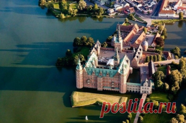 Замок Фредериксборг, Дания Замок Фредериксборг (Fredericksborg Slot) — замок (а точнее дворец), расположенный в городке Хилерёд в Дании. Замок был построен для Короля Кристиана IV и в настоящее время известен, как Музей Национальной Истории. С давних времен замок зарекомендовал себя как символ абсолютной монархии в...