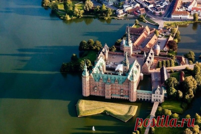 Замок Фредериксборг, Дания Замок Фредериксборг (Fredericksborg Slot) — замок (а точнее дворец), расположенный в городке Хилерёд в Дании. Замок был построен для Короля Кристиана IV и в настоящее время известен, как Музей Национальной Истории. С давних времен замок зарекомендовал себя как символ абсолютной монархии в...