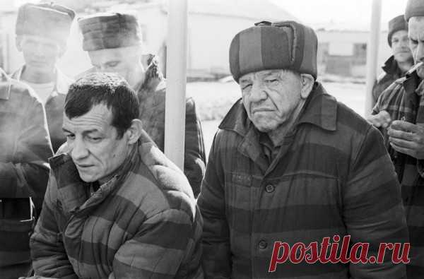 Почему в российской тюрьме нельзя говорить слово «спасибо»?   В российских тюрьмах существует свой особый «этикет» — неписанные правила, которые обязательно следует соблюдать. За нарушение любого из них можно серьезно осложнить себе пребывание за решеткой и даже перейти в низшую категорию зэков, известную под названием «петухи», или «опущенные».