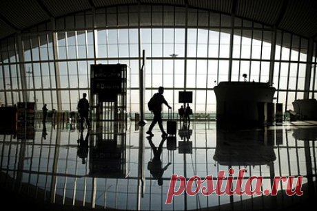 Жителям одного региона России разрешили посещать Китай без виз. Жители одного региона России смогут посещать Пекин и Харбин без виз — ограничения на въезд власти городов смягчили для хабаровчан. Согласно нововведениям, жители Хабаровска снова могут находиться на территории двух городов Китая без визы при наличии билетов в третьи страны.