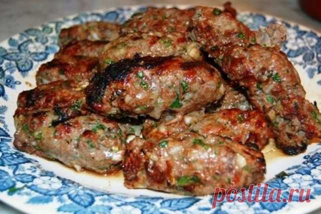 Самые сочные и аппетитные чевапчичи на сковороде. Почувствуй вкус пикника Вкусное и сочное блюдо!
Чевапчичи на сковороде
ИНГРЕДИЕНТЫ

мясо свинины — 300 г
мясо говядины — 300 г
соль, чёрный молотый перец, приправа к мясу — по вкусу
яйцо — 1 шт
мука — 1,5 ст. л
лук — 1 шт
мо…