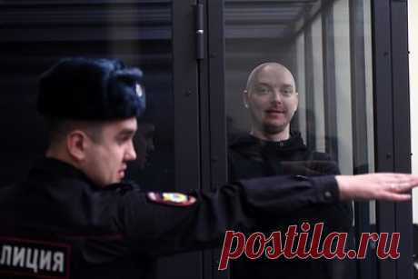 Осужденного за госизмену Сафронова уволили из «Роскосмоса» и отправили в колонию. Осужденного на 22 года строгого режима за госизмену экс-журналиста Ивана Сафронова уволили с должности советника главы «Роскосмоса». Его уволили по пункту 4 части 1 статьи 83 ТК РФ. В «Роскосмосе» отметили, что после задержания бывший сотрудник не получал зарплату из-за неявок по табелю.