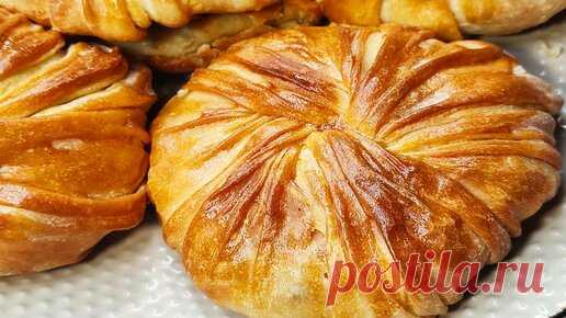Такие пироги украсят любой стол. Даже самые капризные гости будут от них в восторге. Мягкие и невероятно вкусные. Попробуйте, ради такой красоты…