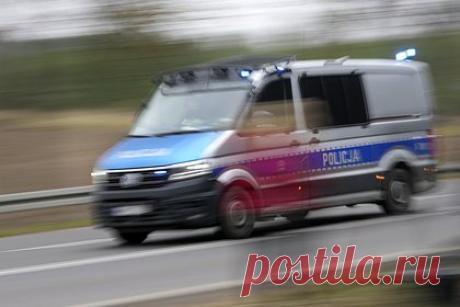 В Польше на реке туристы перевернулись на лодке из-за мощной волны и погибли. Трое туристов, среди которых беременная женщина, погибли, перевернувшись на лодке на реке Мотлава в польском городе Гданьск после мощного удара волны. Во время трагедии на борту деревянного судна находилось 14 человек. Отмечается, что на помощь путешественникам были направлены 20 спасателей.