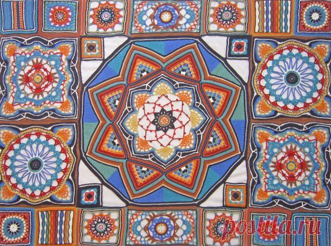 Необыкновенно красивый плед с восточным орнаментом связан крючком из мотивов.