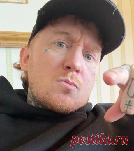 На концерте Sex Pistols вокалист Frank Carter попросил зрителя покинуть женскую зону для танцев и позже публично объяснил свою позицию.