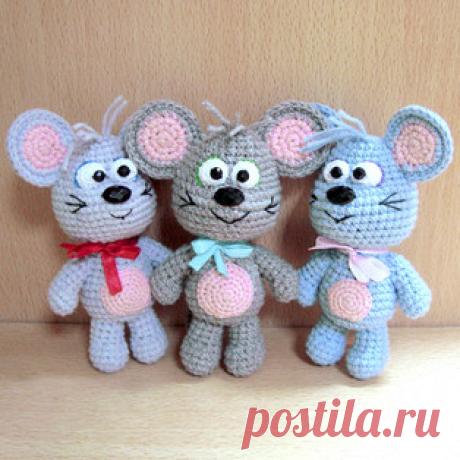 Мышик амигуруми. Схемы и описания для вязания игрушек крючком! Бесплатный мастер-класс от Наталии Лобзовой по вязанию маленькой мышки по имени Мышик. Высота вязаной крючком игрушки примерно 13 см вместе с ушками…