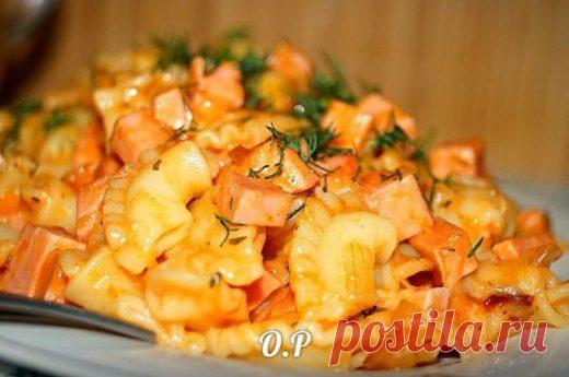 Макароны с колбасой и сыром Ингредиенты: макароны — 250 грамм лук — 1 штук колбаса варёная — 300 грамм сыр — 100 грамм томатная паста — 1 ст.л. соль и специи — по вкусу растительное масло — для жарки зелень — для подачи и украшения Приготовление: Сварить макароны до готовности, согласно инструкции на упаковке. Лук нарезаем мелким кубиком и обжариваем […]