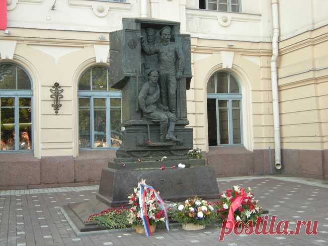 Новый памятник у Витебского вокзала