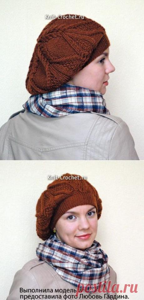 Вязаный на спицах женский берет.