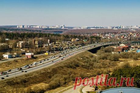 В Подмосковье закрасили «Родину-мать». В Видном в Подмосковье после жалоб закрасили плакат «Родина-мать зовет!» с изображением руководителя отделения Ленинского городского округа Ассоциации председателей советов многоквартирных домов Московской области Людмилы Лернер. На плакате женщина советует гражданам проверить газовую плиту.