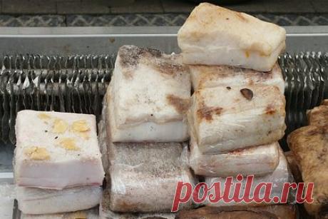 Россиянин из-за мук совести признался полиции в краже сала 10 лет назад. В поселке Усть-Камчатск 48-летний местный житель пришел в полицию с повинной и рассказал, что 10 лет назад украл сало. Уголовное дело возбудили еще в 2013 году, когда потерпевшие заявили о краже из их квартиры верхней одежды и трех килограммов сала. Однако виновного найти не смоглии.