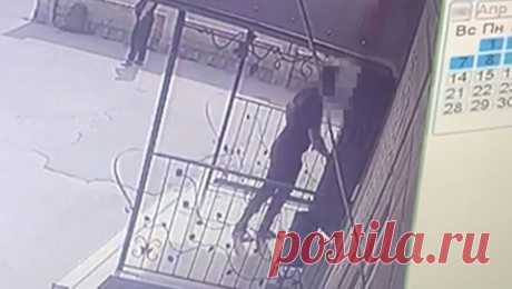 В Краснодарском крае мужчина с молотком разгромил отель. В Белореченске Краснодарского края задержали мужчину, который устроил погром в отеле. Об этом сообщает пресс-служба Росгвардии региона. Житель Белореченска устроил дебош в гостинице, мужчина подъехал к отелю на автомобиле, выбил входную ...