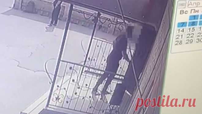 В Краснодарском крае мужчина с молотком разгромил отель. В Белореченске Краснодарского края задержали мужчину, который устроил погром в отеле. Об этом сообщает пресс-служба Росгвардии региона. Житель Белореченска устроил дебош в гостинице, мужчина подъехал к отелю на автомобиле, выбил входную ...