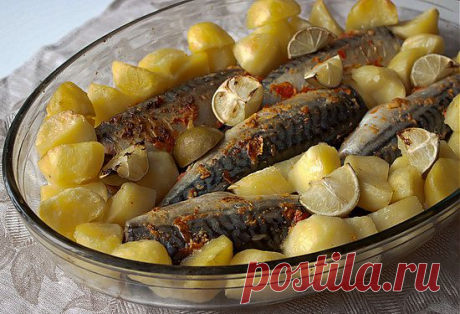 ЗАПЕЧЕННАЯ ОСТРАЯ СКУМБРИЯ С КАРТОФЕЛЕМ.
Конечно, скумбрия - это не лосось, но тоже вполне достойная рыба по-моему. И рецепт довольно необычный, рыба получается не очень острая, но пикантная!
Острая скумбрия, запеченная с картофелем
Вам потребуется:
 
5 средних тушек скумбрии (около 300 г каждая)
1,2 кг картофеля
2 лайма
2 небольших острых перчика (у меня консервированный)
2-3 зубчика чеснока
1/4 ч.л. молотой зиры
1/4 ч.л. молотого кориандра
4 ст.л. оливкового или подсолнечного масла