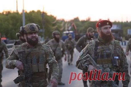 Для защиты Москвы направили тысячи бойцов Росгвардии из Чечни. Для обеспечения безопасности Москвы в столице заняли позиции три тысячи бойцов Росгвардии из Чеченской Республики. Об этом сообщает телерадиокомпания «Грозный» в Telegram. Бойцы несут службу на подступах к столице.