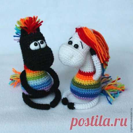 Вяжем крючком позитивный сувенир «Радужные лошадки»