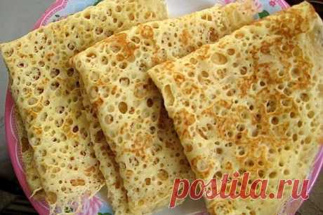 Эти блинчики получаются ажурными, словно кружевными. Советуем приготовить.

Ингредиенты:

- Молоко (2,5% жирности) — 3 и 1/4 стакана
- Сухие дрожжи — 10г.
- Куриные яйца — 2 шт.
- Мука высшего сорта — 500г.
- Сахар — 2 ст.л.
- Соль — 1 ч.л.
- Растительное масло — 2 ст.л.

Приготовление :

1.
Высыпаем сухие дрожжи в миску и разводим их четвертью стакана сильно теплого молока, добавляем туда щепотку соли и чайную ложку сахара. Ставим дрожжи в теплое место, чтобы они «подошли...