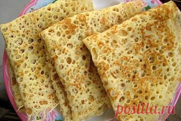 Эти блинчики получаются ажурными, словно кружевными. Советуем приготовить.

Ингредиенты:

- Молоко (2,5% жирности) — 3 и 1/4 стакана
- Сухие дрожжи — 10г.
- Куриные яйца — 2 шт.
- Мука высшего сорта — 500г.
- Сахар — 2 ст.л.
- Соль — 1 ч.л.
- Растительное масло — 2 ст.л.

Приготовление :

1.
Высыпаем сухие дрожжи в миску и разводим их четвертью стакана сильно теплого молока, добавляем туда щепотку соли и чайную ложку сахара. Ставим дрожжи в теплое место, чтобы они «подошли...