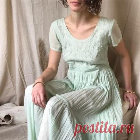 Vintage pistachio cotton blend, gauzy dress with embroidery detail. Beautiful relaxed drape on s/m frame - tea length. Minor age wear, does not affect wearability. $52 free US shipping. First DM/ comment zip code claims. International, please leave country. SOLD

#esmesdrawertoo#vintage#vintagestyle#vintagefashion#gauzedress#dress##ss17#spring2017##ootd#fashion#90sfashion#minimal#minimalfashion#minimalstyle#softlook#shirt#shopsmall#shopvintage#shop#slowfashion#look#curate#love#theworldsteeming