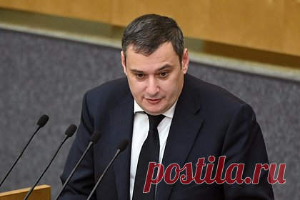 Депутат Госдумы рассказал о попытке дать ему взятку в 50 тысяч евро. Самарский бизнесмен, чтобы обеспечить себе неприкосновенность в коррупционном скандале, пытался передать через посредника взятку в 50 тысяч евро депутату Госдумы Александру Хинштейну. По его словам, откупиться пытался владелец ГК «Тон-Авто» Александр Курылин. Помочь ему вызвался юрист Дмитрий Мамонтов.