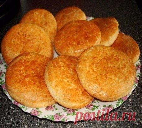 Сметанные коржики. 
Нам потребуется: 
250-300 г муки 
●1 яйцо 
●½ стакана сметаны 
●2-3 ст.л. сахара 
●2ст.л. размягченного сливочного масла 
●1 ч.л. разрыхлителя (или ½ ч.л. погашенной уксусом соды) 
Приготовление: 
Муку просеять холмиком,в середину добавить яйцо,сахар и сметану.РАЗМЯГЧЕННОЕ!!! (не растопленное) сливочное масло, разрыхлитель (или соду, погашенную уксусом) и замесить тесто. 
Рабочую поверхность слегка присыпать мукой,раскатать тесто толщиной 0,5 см и вырезать коржики.Зат