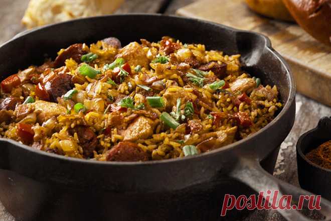 Необычный способ готовить рис Способ берет свое начало из Нового Орлеана, где носит название джамбалайя. Потомки переселенцев, в том числе и скучающие по паэлье испанцы, попробовали добавить к нему овощи, всевозможные колбаски и п