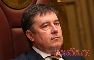 Бывшему судье Верховного суда Момотову запретили открывать новые счета в банках. Такие же меры действуют в отношении аффилированных с ним лиц