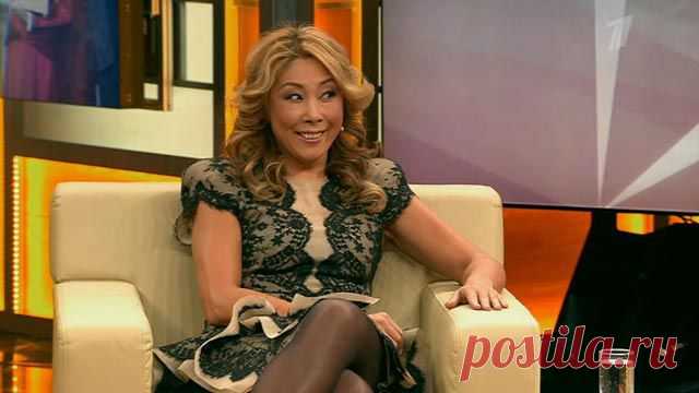 Наедине со всеми - Для нее нет ничего невозможного. Танцы на льду, гонки на машинах, полеты под куполом цирка – этой маленькой женщине ничего не страшно. Эмоциональная девушка на сцене - и при этом деловая бизнесвумен. Ее талант признали во Франции, в Америке, в Корее. У певицы нет ни одного свободного дня. Наедине со всеми – заслуженная артистка России Анита Цой. Певица рассказывает, как ее спасла директор школы, какой сон не давал ей покоя, почему она постоянно рискует жизнью и что случилось..