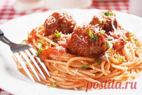 Спагетти с тефтелями и томатным соусом 
 
Ингредиенты: 
 
Спагетти — 300 г 
Говяжий фарш — 500 г 
Лук репчатый — 0,5 шт. 
Тертый сыр — 2 ст. л. 
Яйцо — 1 шт. 
Соль, перец — по вкусу 
 
Для томатного соуса: 
 
Помидоры — 4-5 шт. 
Томатная паста — 3 ст. л. 
Лук репчатый — 1 шт. 
Чеснок — 2 зубчика 
Белое вино (опционально) — 50 мл 
Итальянские травы — по вкусу 
Соль — по вкусу 
Оливковое масло — по