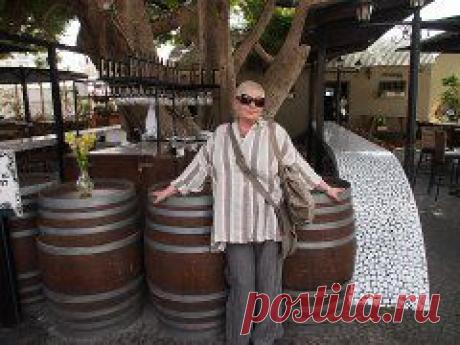 Бохо - это смешение нескольких стилистических направлений в моде, таких как хиппи, фольклор, сафари, милитари, этнические мотивы и даже винтаж.