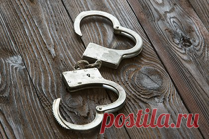 Молитва помогла мужчине спастись от угонщика с топором. В Сент-Луисе 37-летнему Ромелу С. Тэйлору были предъявлены обвинения в попытке ограбления после того, как он попытался угнать машину в центре города. 18 октября Тэйлор подкараулил выходящего из автомобиля мужчину и пригрозил ему топором. Он в ответ попросил его помолиться вместе с ним. После этого преступник ушел.
