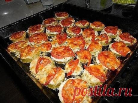Кабачки под сыром 
быстро и вкусно:) 
 
Ингредиенты: 
 
- кабачки 
- помидоры 
- сыр 
- чеснок 
- майонез (сметана) 
 
Приготовление: 
 
Кабачки нарезать колечками и выложить на противень, посолить. 
Майонез или сметану смешать с мелко порубленным чесноком и смазать сверху кружочки кабачка. 
 
Помидоры нарезать кружочками (у меня кабачки маленькие, а помидоры большие, поэтому я нарезала на четвертинки), выложить поверх кабачков. 
Сыр натереть на мелкой терке и посыпать сверху наши овощи. 
 
Гото