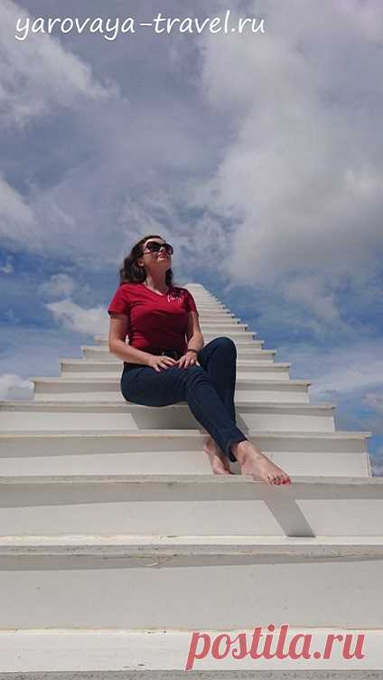 Лестница в небо в прекрасном Далате. | Путешествия с Ириной Яровой Вьетнамцы креативные! Они обожают фотографироваться и создают такие арт-объекты, которые становятся популярными в социальных сетях, притягивая туристов со всего мира. Достаточно вспомнить Ба На Хиллс в Дананге, руку Будды, парк из глины, луну на крыше в Далате. Еще одно открытие для меня - лестница в небо!