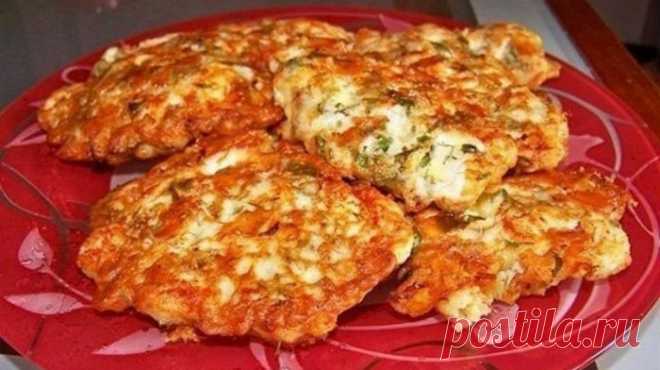 Куриные оладьи с сыром - потрясающая замена обычным котлеткам Вместо котлет приготовьте сочные и очень красивые куриные оладьи с сыром. А если у вас вдруг мясорубки нет, то этот рецепт как раз для вас.