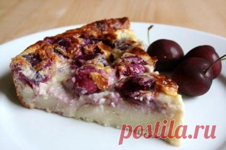 Творожно банановый пирог с вишней