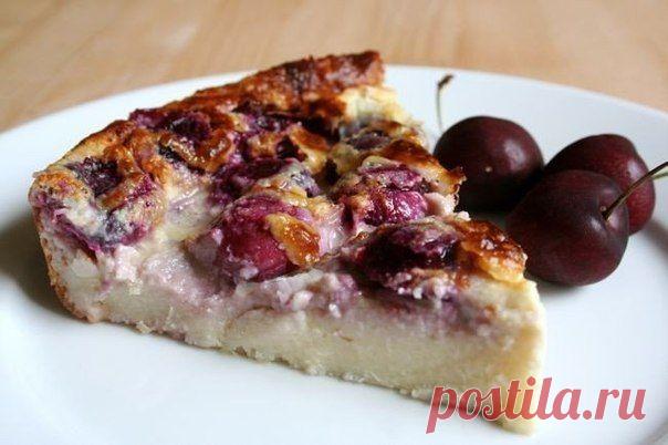 Творожно банановый пирог с вишней