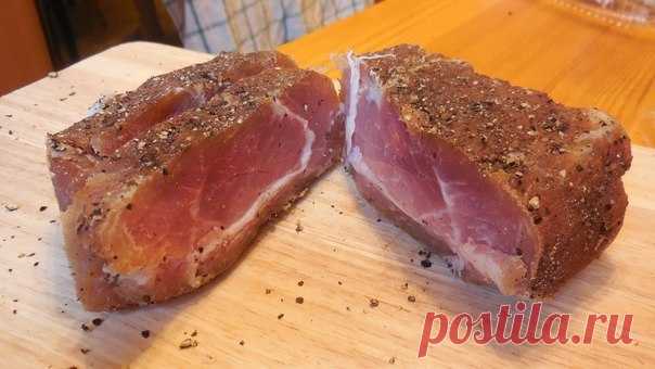 Свиной балык Ингредиенты: 1 кг свиной шеи 0,5 ст. соли молотый перец – по вкусу молотый кориандр – по вкусу Рецепт: 1. В большую чашку выложите соль и обваляйте в ней мясо, затем натрите его перцем и кориандром. Если кусок очень большой, разрежьте его вдоль, чтобы он хорошо просолился. 2. Оставьте свинину в миске и накройте ее белой салфеткой из натуральной ткани, сверху поставьте гнет, чтобы мясо дало сок. 3. Держите свинину в холодильнике четыре дня, в течение этого времени раз в день…
