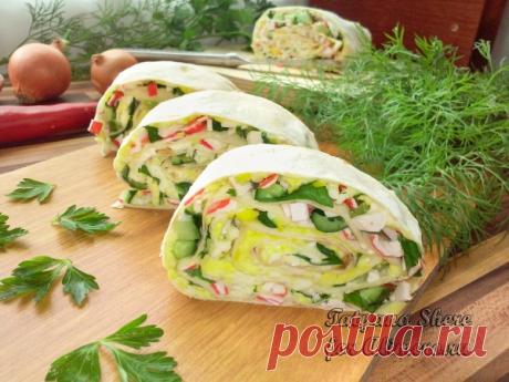 Рулет из лаваша с крабовыми палочками, огурцом и зеленью.Суппер закуска к празднку!!Попробуйте!
