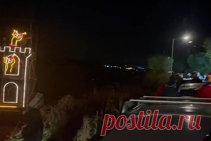 В Британии пьяные Санта-Клаусы на БТР заблокировали въезд в деревню. В Британии пьяные военные реконструкторы в костюмах Санта-Клаусов попытались проехать на БТР и перекрыли въезд в деревню Ангаррак. Мужчины застряли и заблокировали въезд. Отмечается, что это привело жителей деревни и туристов в ярость — они ругали реконструкторов за попытку проехать по узким улочкам.