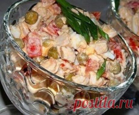 Салат с куриной грудкой, помидорами и зелёным горошком. 
Куриная грудка - 300 гр (отварная ) 
Помидоры - 3 шт 
Яйца - 3 шт (варёные ) 
Зелёный горошек - 0,5 банки 
Зелёный лук - маленький пучок 
Соль и специи - по вкусу 
Сметана напополам с майонезом - для заправки 
Куриную грудку нарезать маленькими кубиками ,добавить нарезанные помидоры без семечек ,яйца ,зелёный лук ,горошек ,соль и специи 
Заправить сметаной перемешенной с майонезом.