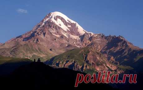 Троицкая церковь в Гергети. расположена на высоте 2 170 м у подножья Казбека вдоль Военно-Грузинской дороги в грузинской деревне Гергети на правом берегу Чхери (приток Терека), прямо над посёлком Степанцминда. Построенная в XIV веке святыня является единственным крестово-купольным храмом в области Хеви. Подле храма сохранилась средневековая колокольня.