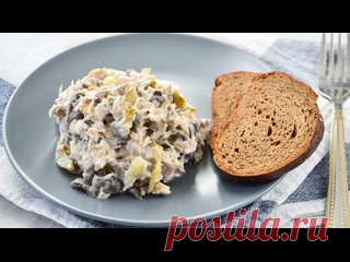 САЛАТ с курицей и грибами ☆ Сытный и ОЧЕНЬ вкусный Рецепт:300 г отварного куриного филе400 г свежих шампиньонов300 г маринованных огурцов2-4 зубчика чеснока1 луковицазаправкасоль, перецрастительное масло для жарки